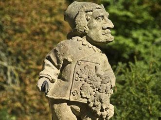 Zwerg als Hofjägermeister, humoristische Skulptur aus dem 18. Jahrhundert, Schlossgarten Weikersheim