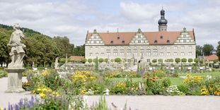 Blick über den Schlossgarten auf Schloss Weikersheim