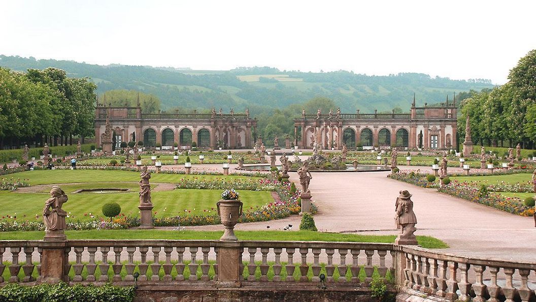 Blick vom Schloss auf die Gartenanlage mit Orangerie, Schloss Weikersheim