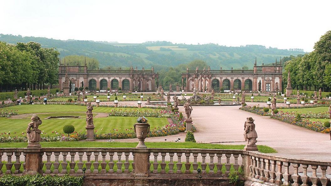 Blick vom Schloss auf die Gartenanlage mit Orangerie, Schloss Weikersheim