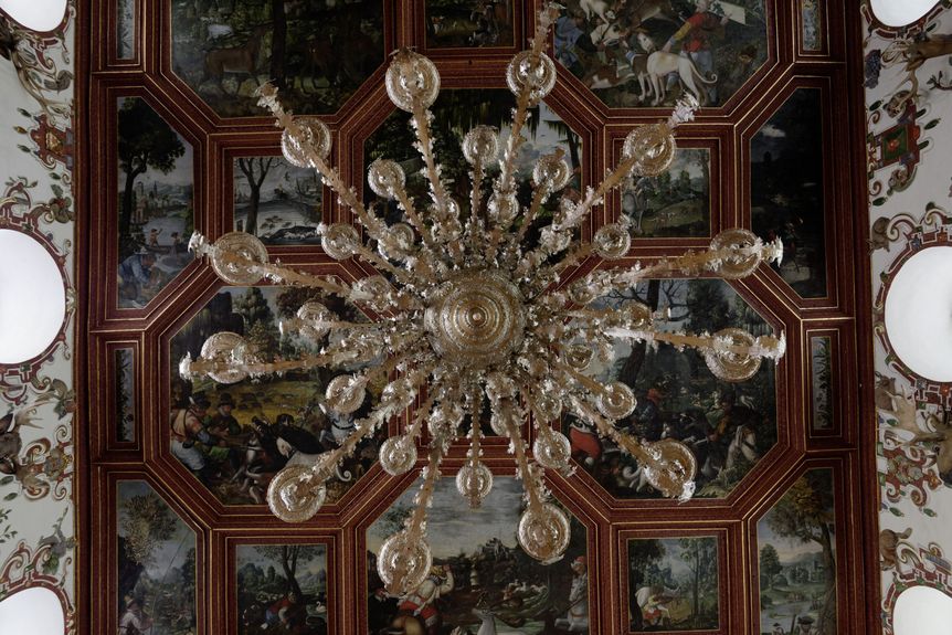 Schloss und Schlossgarten Weikersheim, Detail, Blick auf den Kronleuchter und die Kassettendecke