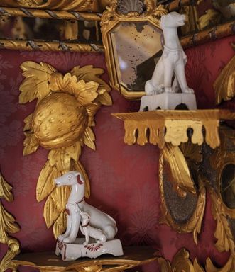 Schloss und Schlossgarten Weikersheim, Hundefiguren im Spiegelkabinett