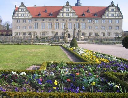 Rabatte im Weikersheimer Schlossgarten im April 2008
