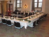 45 weikersheim raeume saeulenhalle Schloss und Schlossgarten Weikersheim: Blick in die Säulenhalle, bestuhlt und gedeckter Tisch