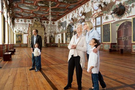 Schloss und Schlossgarten Weikersheim, Besucher im Saal