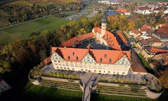 Luftaufnahme der Gebäude von Schloss Weikersheim