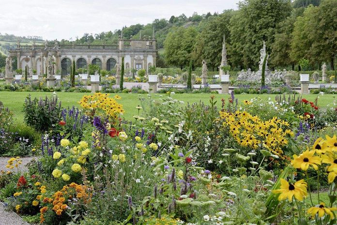Schloss und Schlossgarten Weikersheim, Blumenbeete mit Blick auf die Orangerie