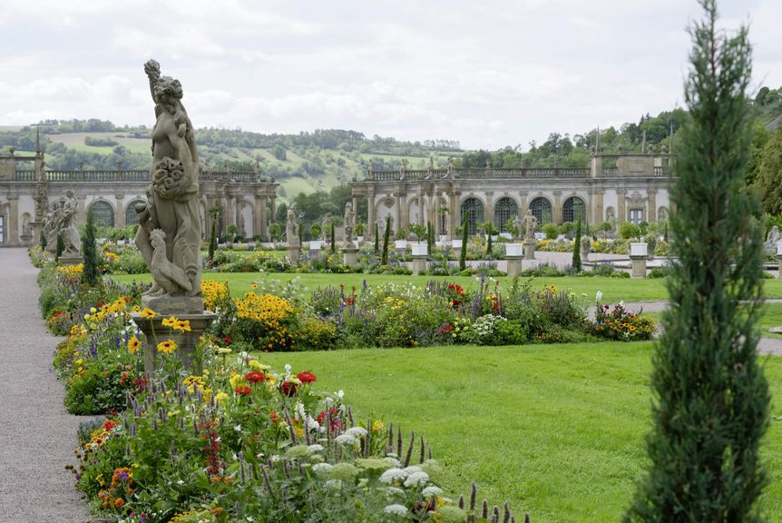 Die Orangerie, im Vordergrund bepflanzte Rabatten, Schlossgarten Weikersheim