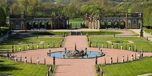 Panoramaansicht der Schlossgartenanlage Weikersheim mit Orangerie