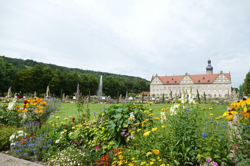 Schloss und Schlossgarten Weikersheim, außen, Blumen im Schlossgarten mit Blick aufs Schloss