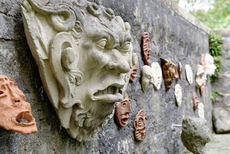 Weikersheim Palace, Faces in the alchemy garden