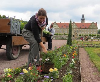 Gärtnerinnen im Schlossgarten Weikersheim