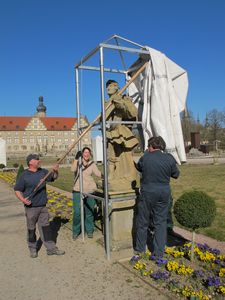 Figuren-Aushausung im Weikersheimer Schlossgarten