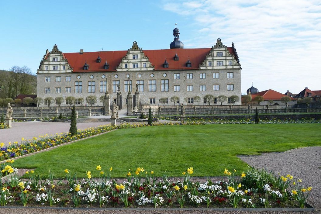 Rabatte im Weikersheimer Schlossgarten am 8. April 2016