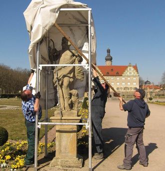 Schloss Weikersheim, Schlossgarten während des Aushausens