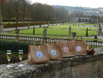 Schloss und Schlossgarten Weikersheim, Picknicktaschen auf der Schlossmauer