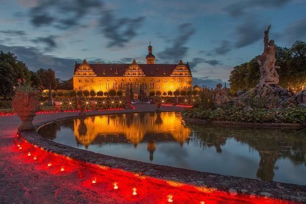 Schloss und Schlossgarten Weikersheim, romantisch beleuchtet 