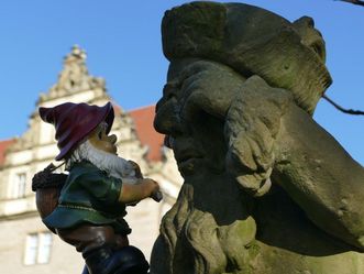 Schloss und Schlossgarten Weikersheim, Gartenzwerg auf Augenhöhe mit einem Zwerg der Zwergengalerie