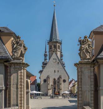 Die evangelische Stadtkirche direkt gegenüber dem Eingang zu Schloss Weikersheim