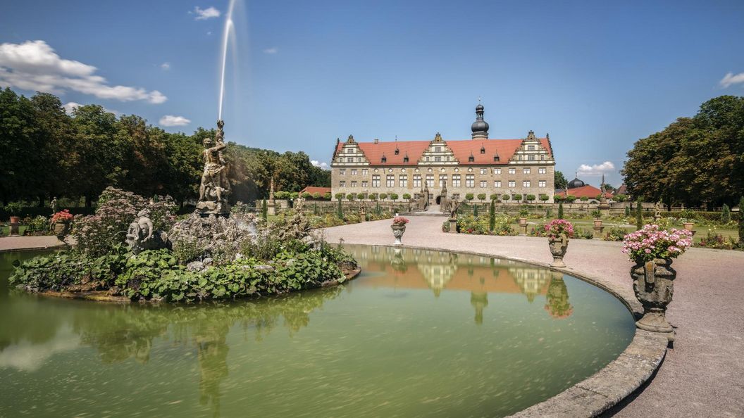 Schloss und Schlossgarten Weikersheim, Außenansicht mit Herkulesbrunnen