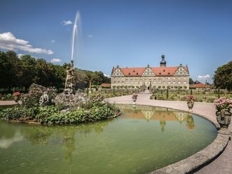 Schloss und Schlossgarten Weikersheim, Außenansicht mit Herkulesbrunnen