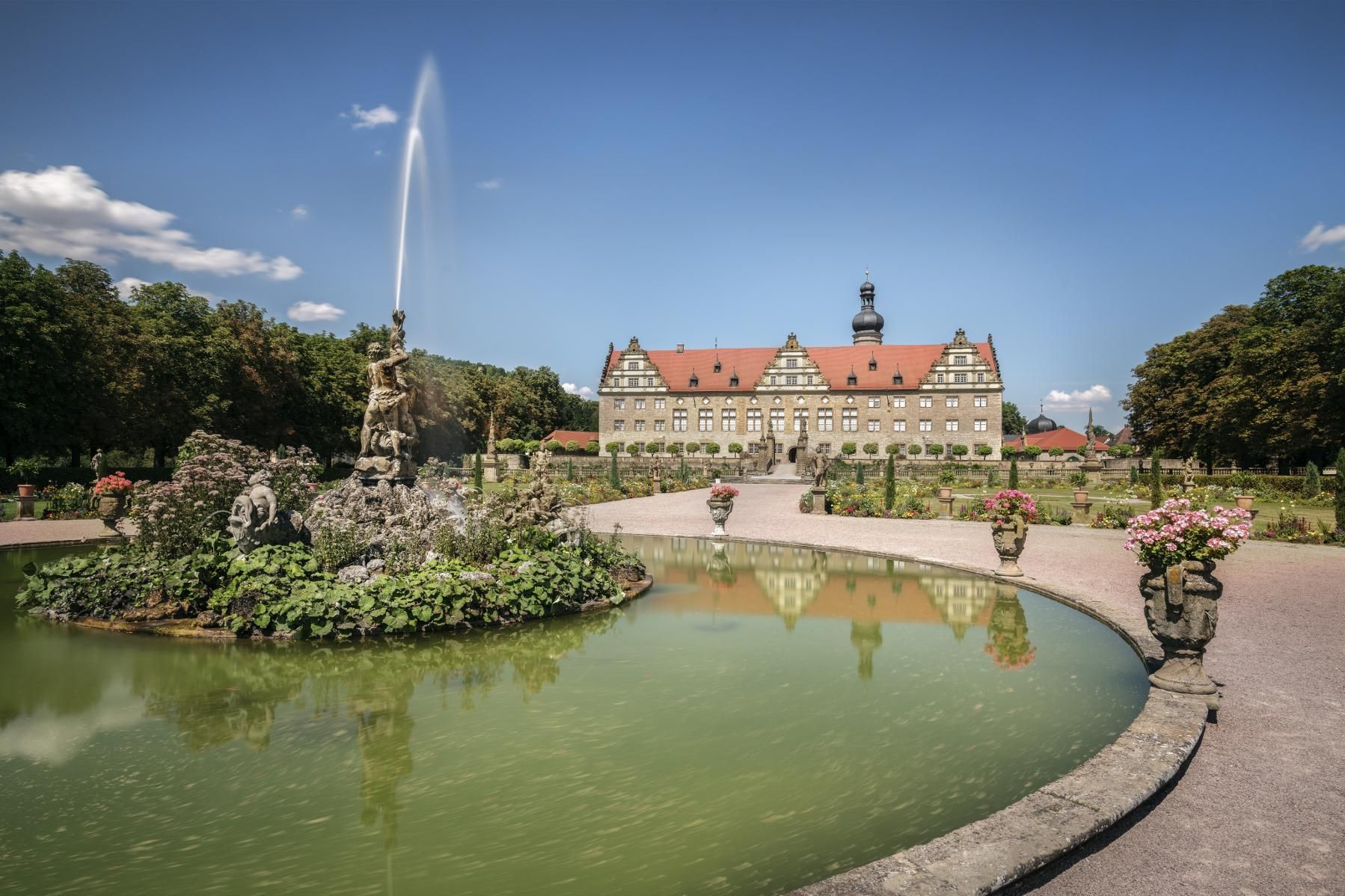 Schloss und Schlossgarten Weikersheim, Außenansicht mit Herkulesbrunnen