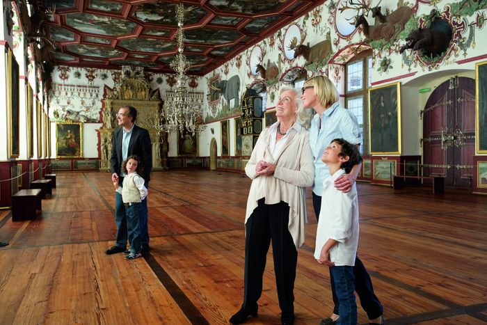 Besucher im Rittersaal, Schloss Weikersheim