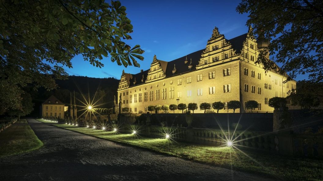 Schloss Weikersheim bei Nacht, Spiegelung des Schlosses im Wasser 